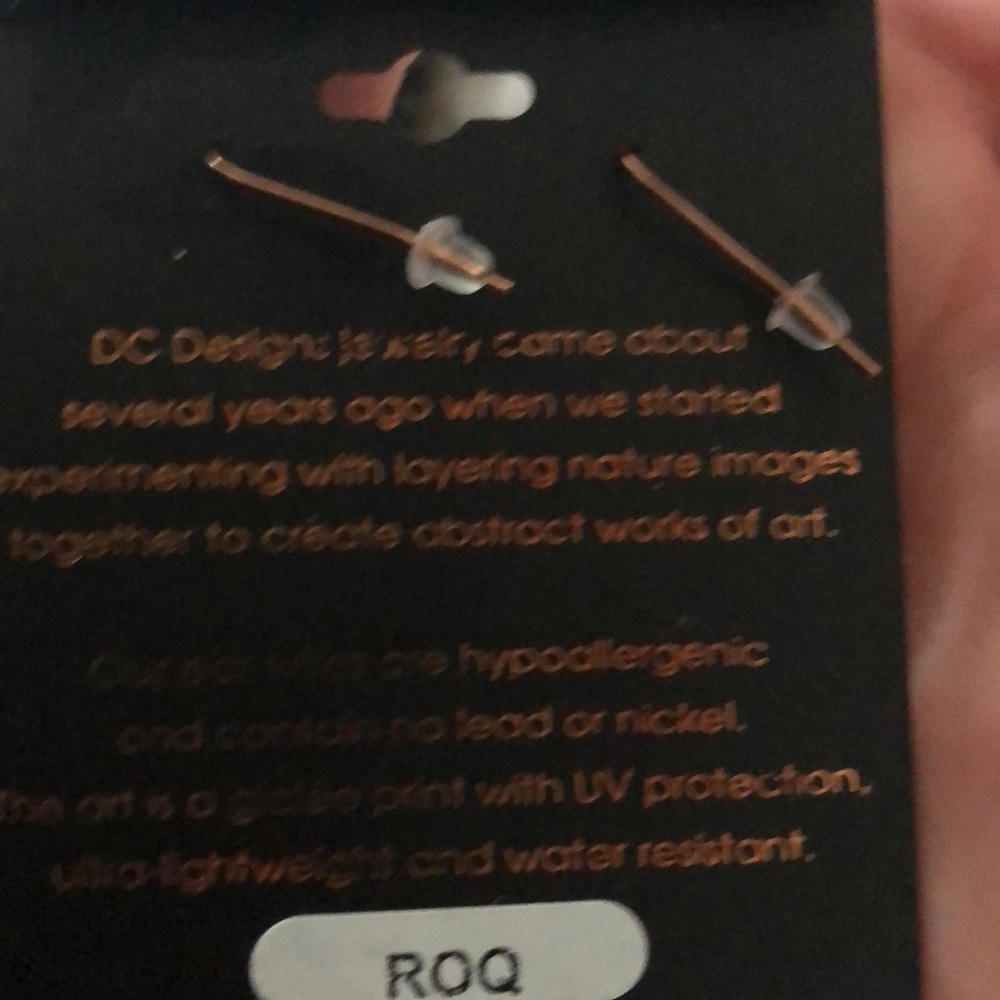 Red earring - Picture 2 of 2